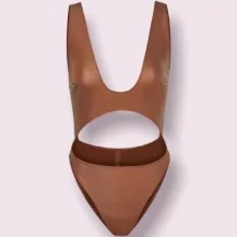 NWT- SKIMS WET JERSEY CUT OUT BODYSUIT. Perfect look with Jeans